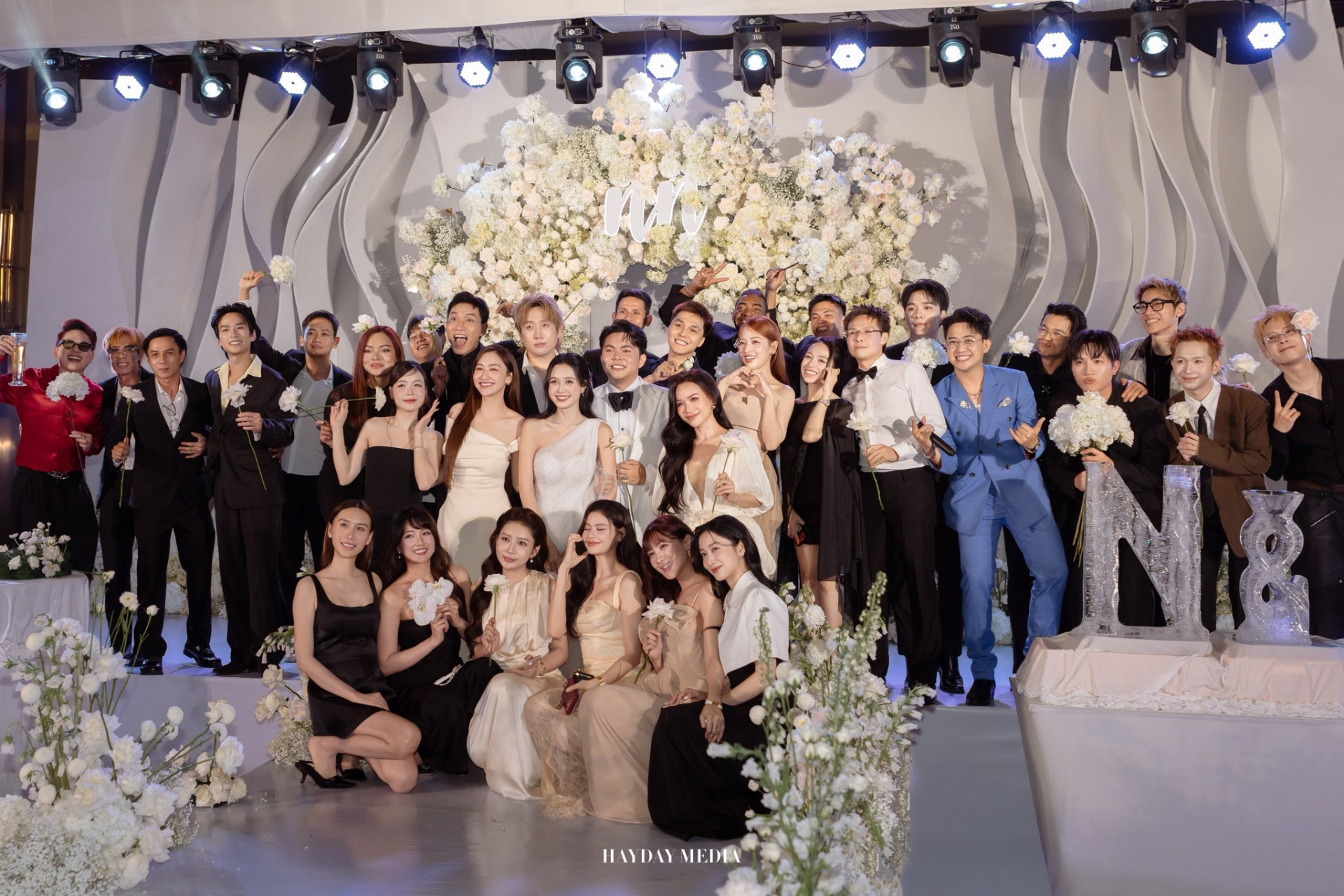 Ai cũng hạnh phúc lây trước cái kết viên mãn của cặp đôi sau thời gian dài bên nhau