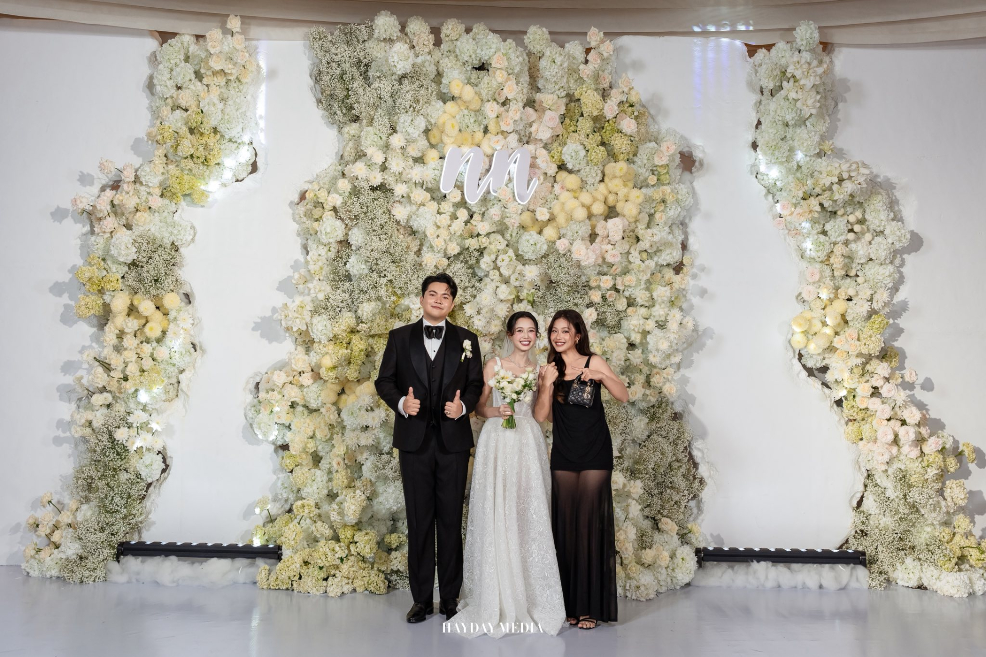 Khả Ngân diện đầm đen với điểm nhấn tà xuyên thấu