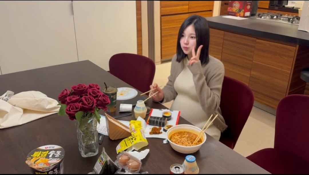 Nữ ca sĩ gen Z chưa từng công bố mang thai trước đây. Tới nay khi tin tức lộ ra, cô mới lần đầu đăng tấm ảnh hiếm hoi được chụp trong thời điểm còn đang mang bầu. Ảnh: IGNV