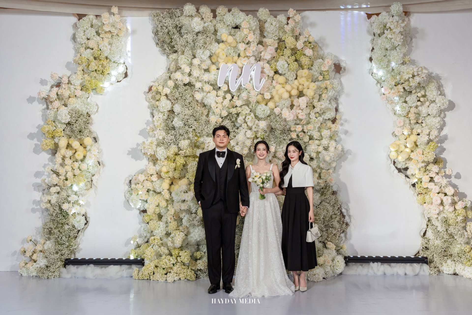 Trong khi đó Jun Vũ lẻ bóng chụp ảnh ở sảnh