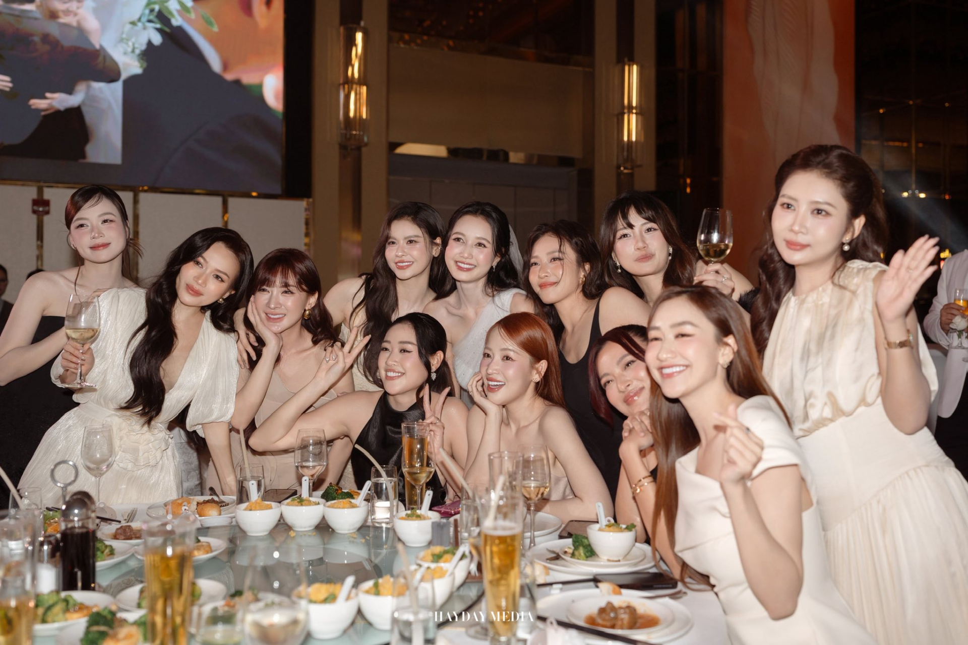 Thái độ lạ của Hải Nam - Jun Vũ bên trong đám cưới quy tụ cả dàn sao Vbiz