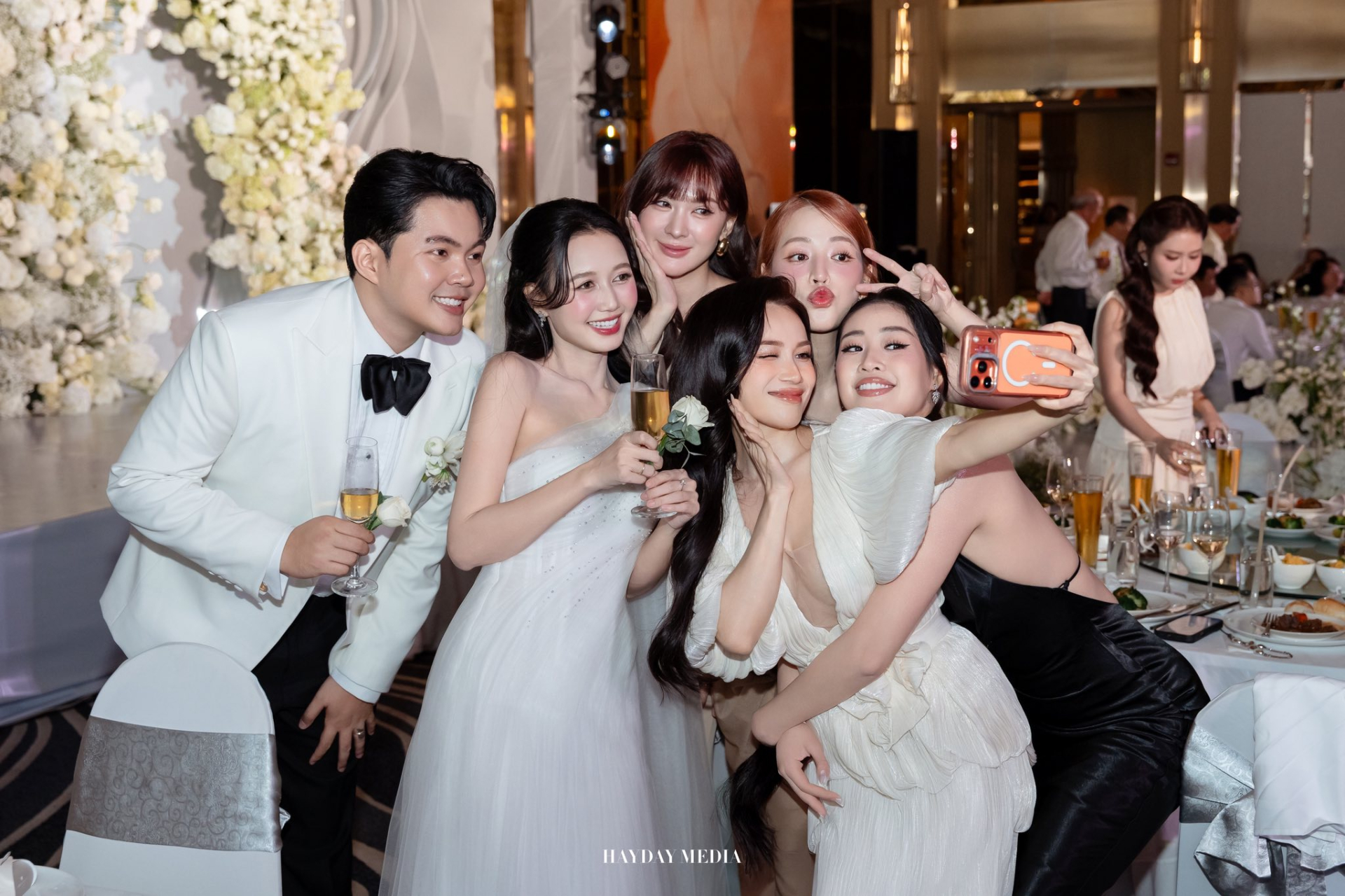 Thái độ lạ của Hải Nam - Jun Vũ bên trong đám cưới quy tụ cả dàn sao Vbiz