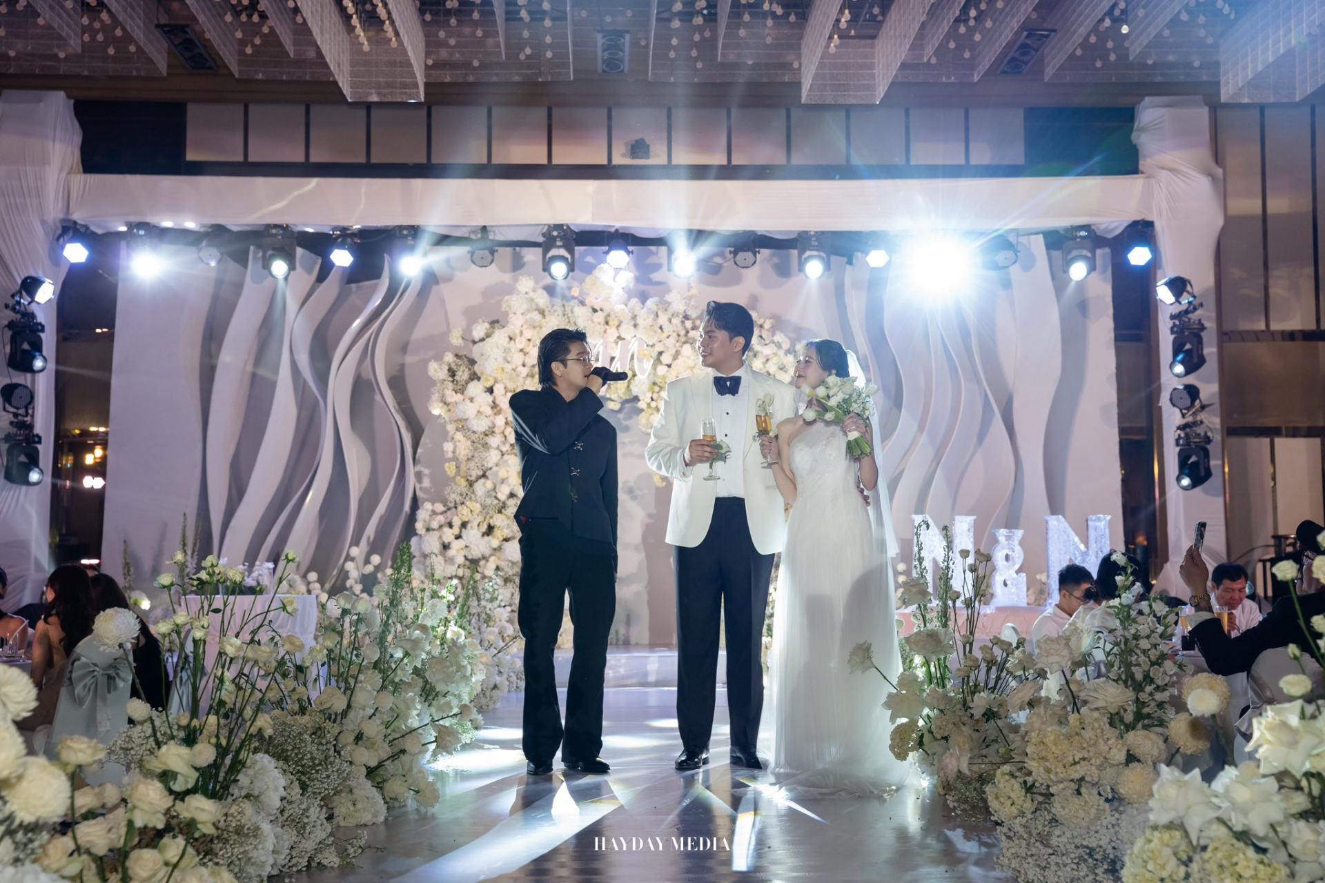 Andiez Nam Trương và Nhung Gumiho nhận những lời chúc phúc từ đông đảo đồng nghiệp