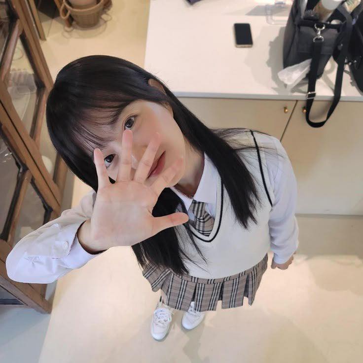 Thậm chí cô còn có phần trẻ trung,