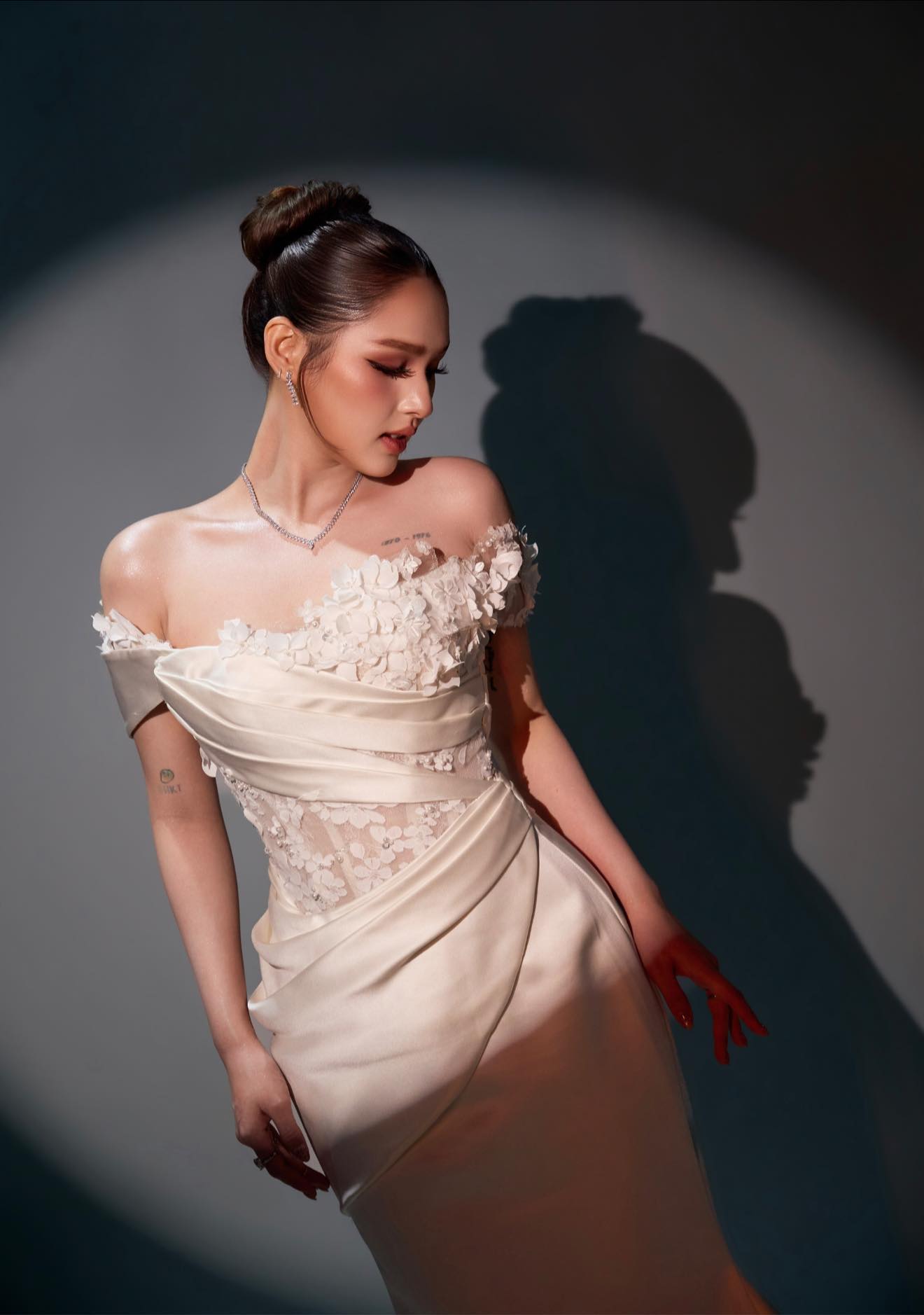 Chiếc váy trắng lộng lẫy của Xoài Non khiến không ít netizen lầm tưởng đây là ảnh cưới