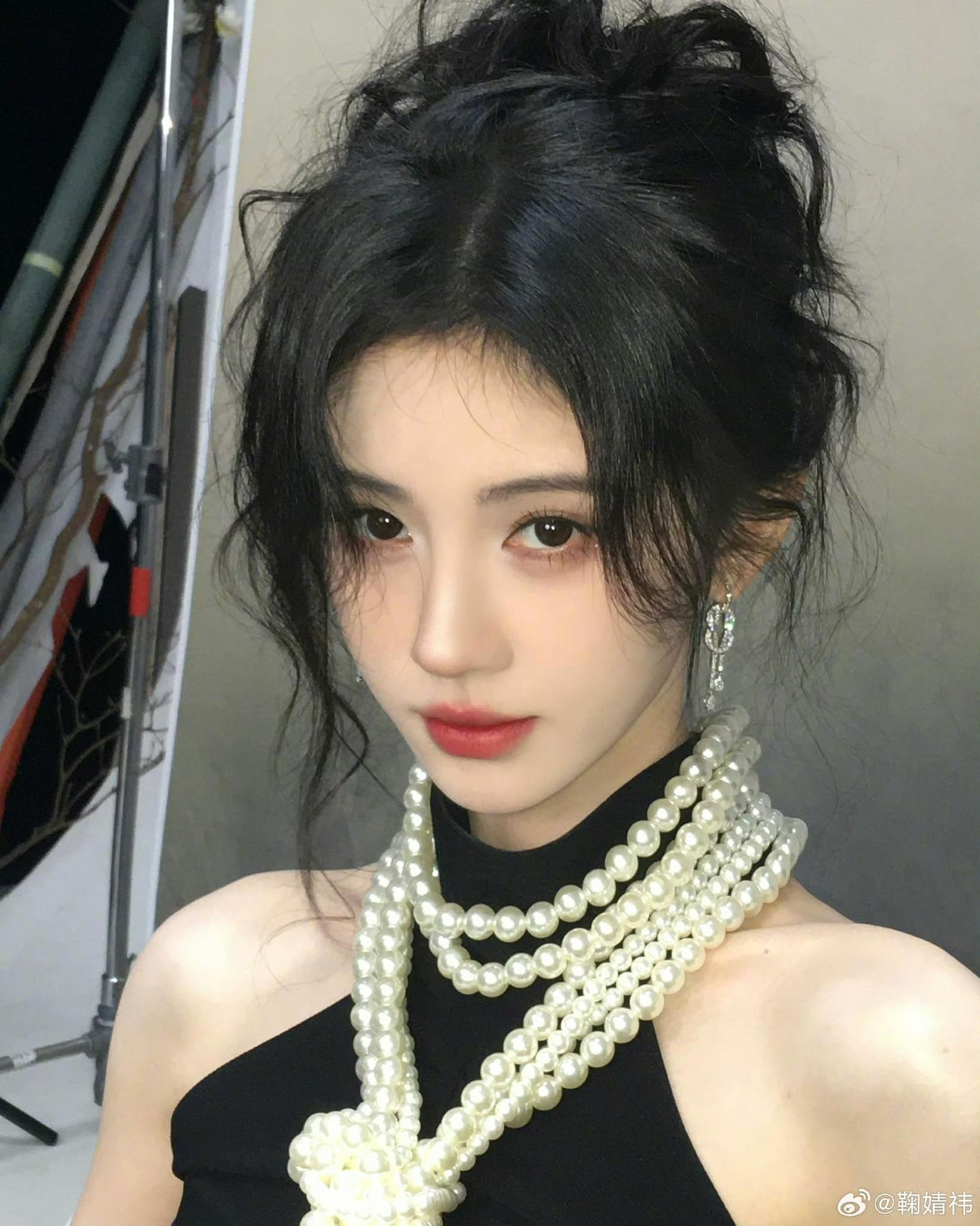 Sáng 31/3 thông báo điều tra, đến tối cùng ngày Cục thuế Thượng Hải đã công bố nóng kết quả liên quan đến nghi vấn Cúc Tịnh Y trốn thuế. Ảnh: Sina.