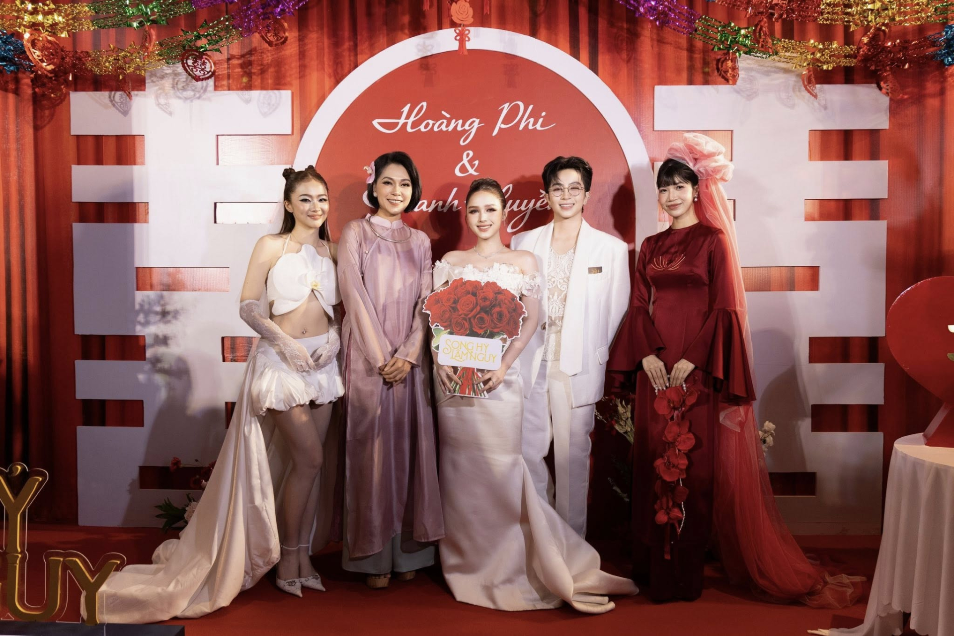 Thực chất bộ ảnh như hình cưới của Gil Lê và Xoài Non là khoảnh khắc trong một sự kiện mà cả hai là khách mời