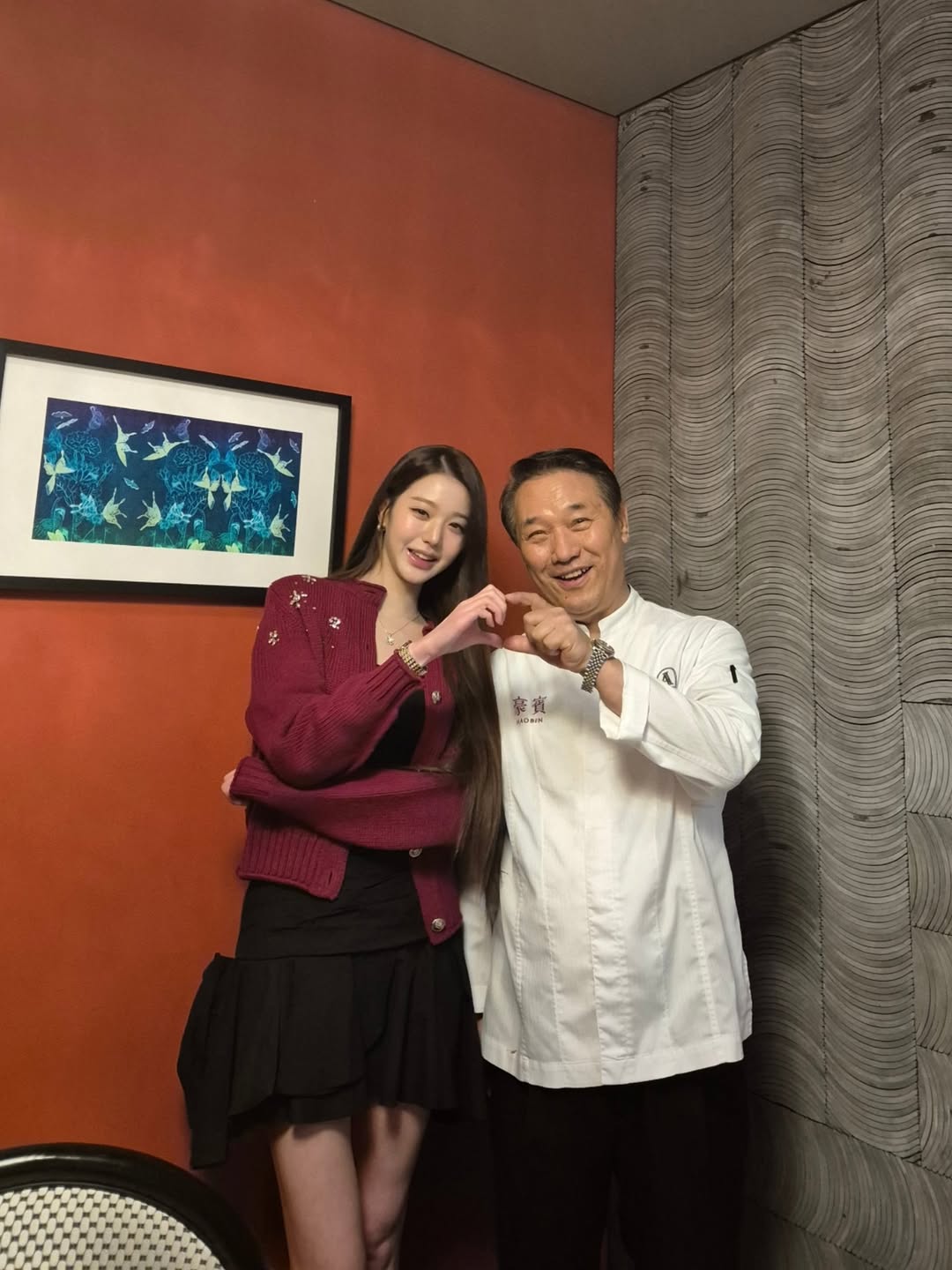 Đầu bếp Hu Deok Juk đăng ảnh Jang Won Young - Jo In Sung dùng bữa tại nhà ông trong cùng 1 bài đăng. Ảnh: Koreaboo