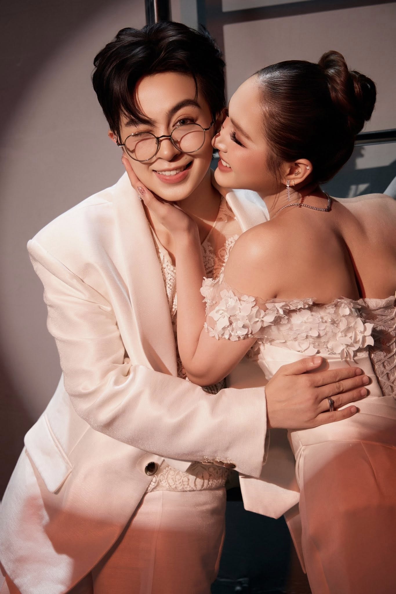 Xoài Non tung bộ ảnh ngọt ngào bên Gil Lê khiến dân mạng xôn xao