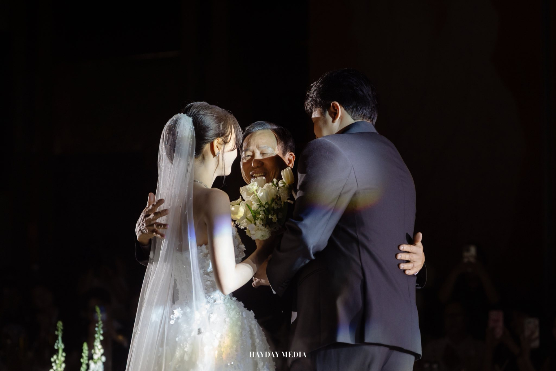 Giây phút xúc động của đôi tân lang tân nương