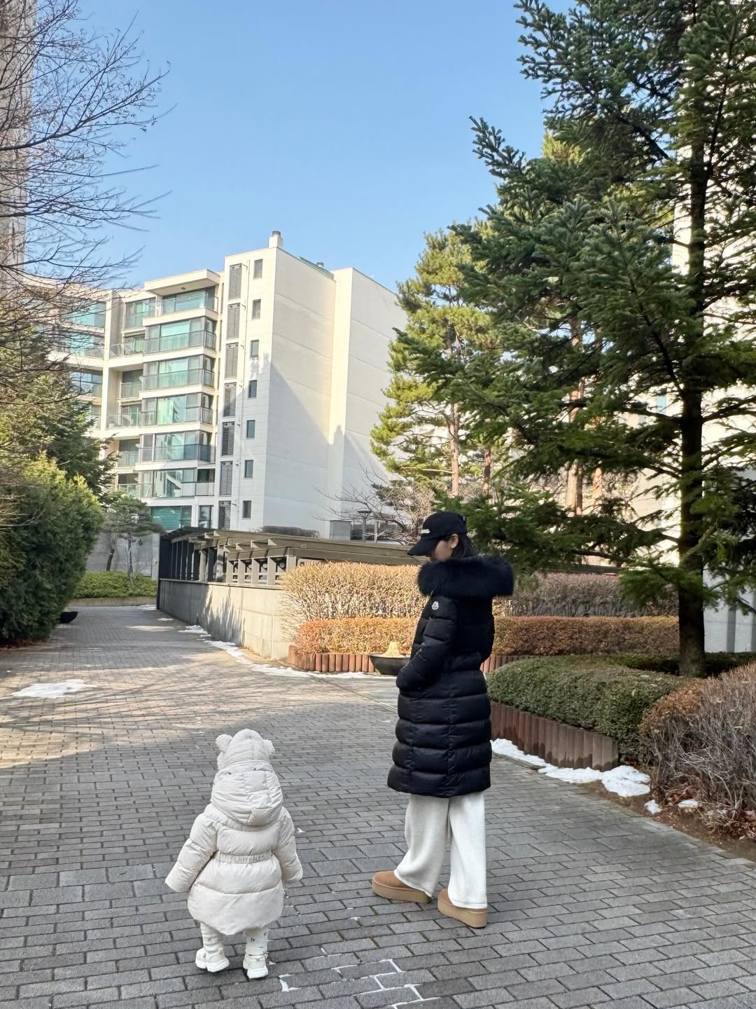 Con gái của Kim So Hee đã lẫm chẫm biết đi. Ấy vậy mà trước đó, ai cũng tưởng cô chưa mang thai và sinh con. Ảnh: IGNV