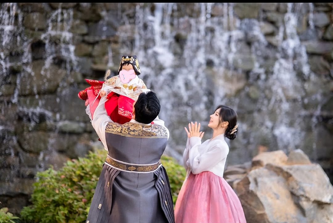 Kim So Hee và chồng đại gia dành trọn tình yêu thương cho con gái đầu lòng. Ảnh: IGNV