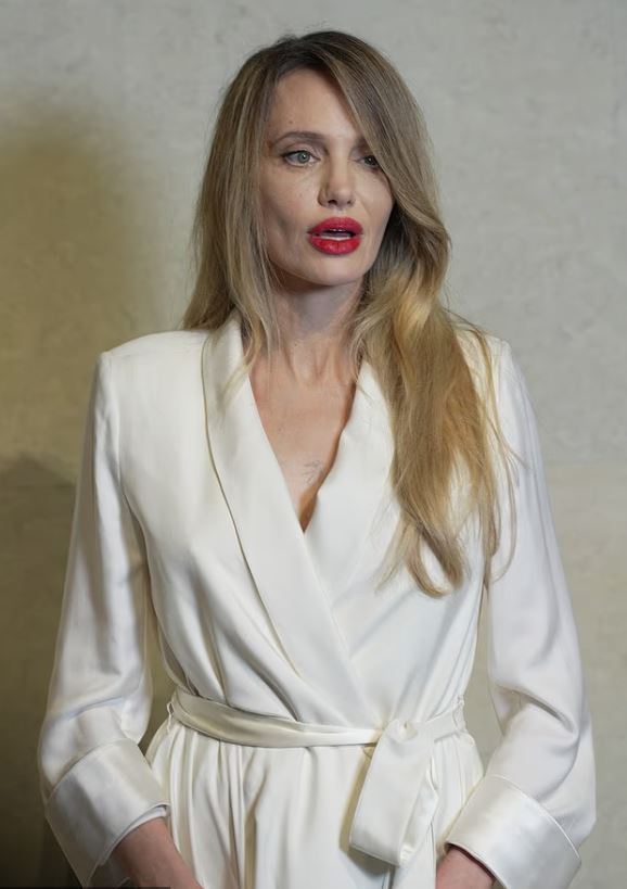 Cô như biến thành người khác