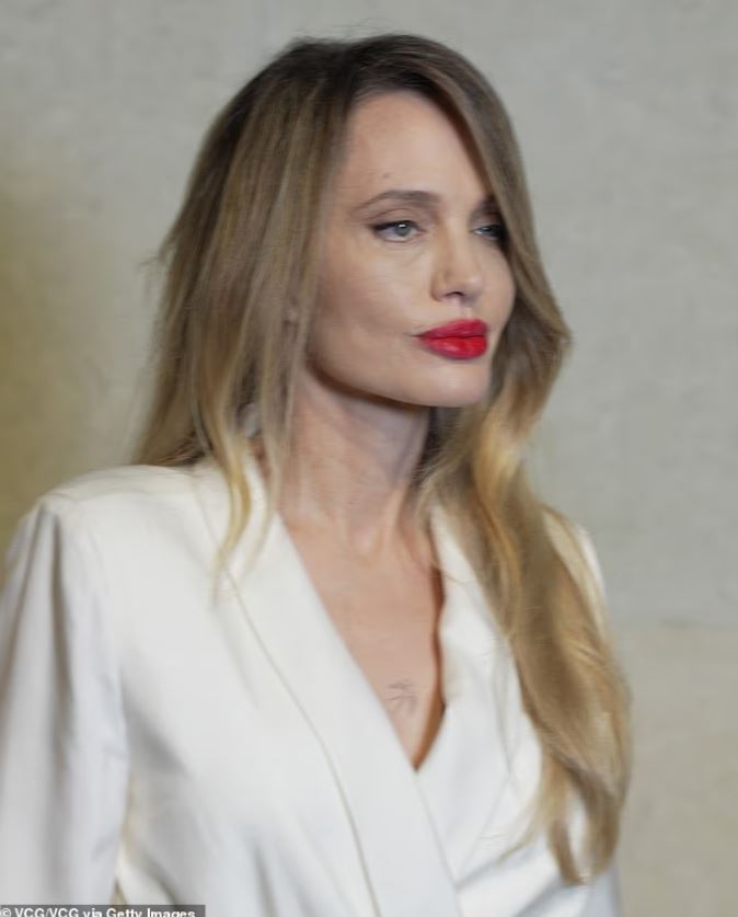 Thậm chí, nhiều khán giả còn không nhận ra Angelina Jolie