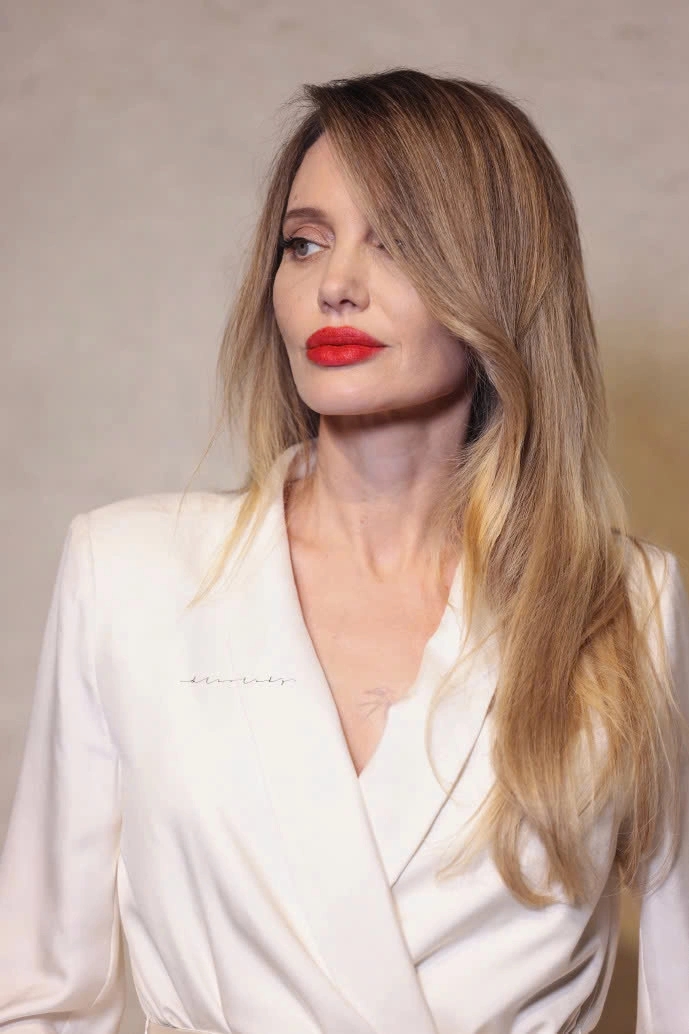 Angelina Jolie phải đối mặt với những khó khăn về kinh tế, tinh thần sau khi ly hôn