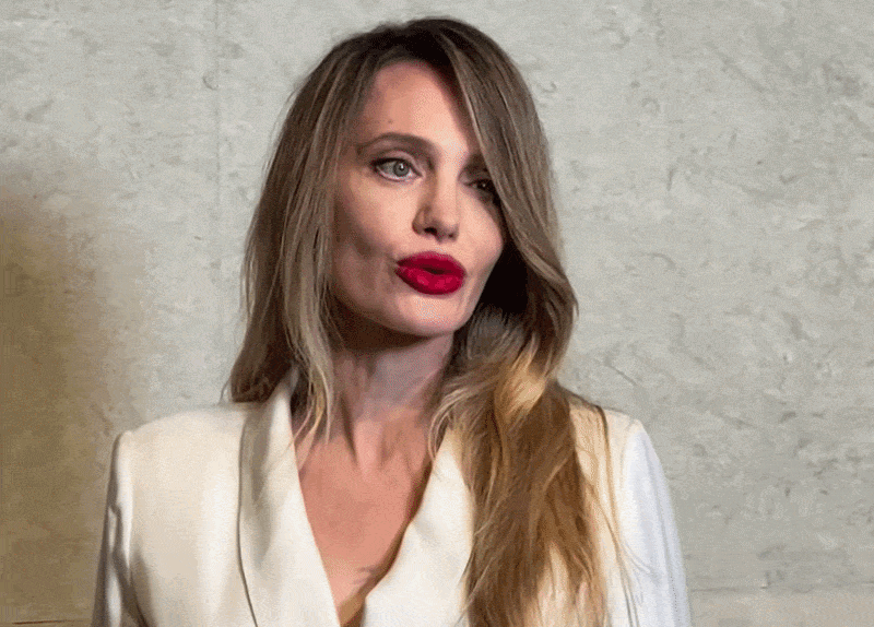 Gương mặt đẹp nhất thế giới cũng không thể thắng được sức mạnh của thời gian