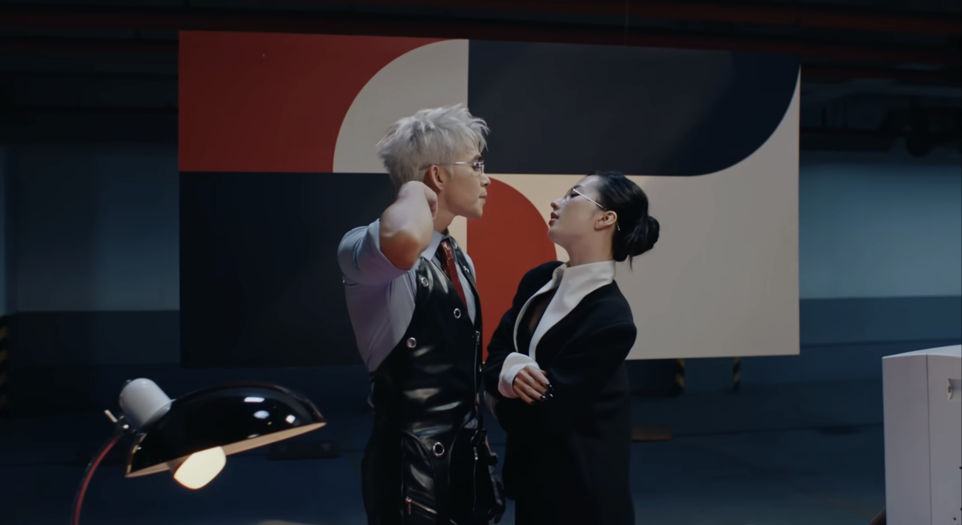 Việc kết hợp giữa hình ảnh gây tranh cãi và chất nhạc chưa đủ sức lan tỏa khiến MV khó tạo hiệu ứng bùng nổ 