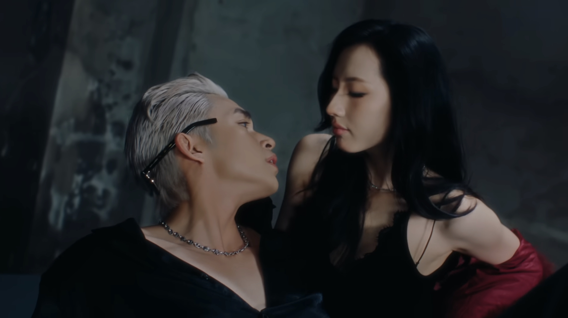 Tâm điểm tranh cãi của MV nằm ở phân cảnh bàn tiệc với nhiều chi tiết 18+ 