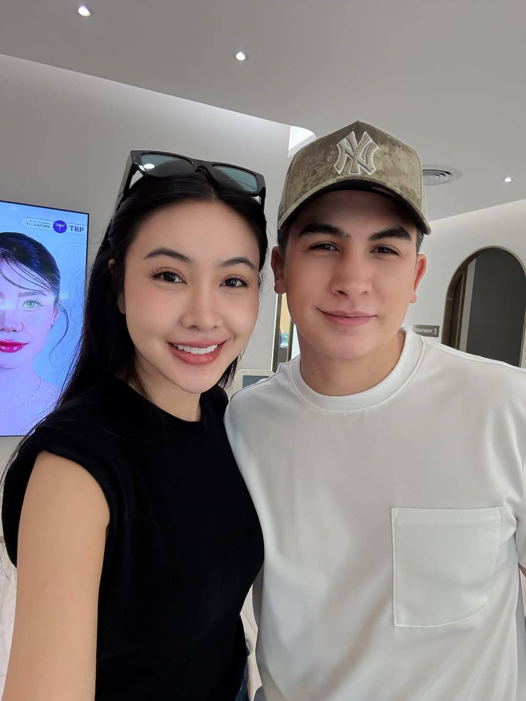 Cặp đôi diễn viên - nữ đại gia Antoine Pinto và Nammon Pimthanada đang chiếm sóng mạng xã hội Thái Lan nhờ diện mạo cực phẩm cả đôi. Ảnh: X