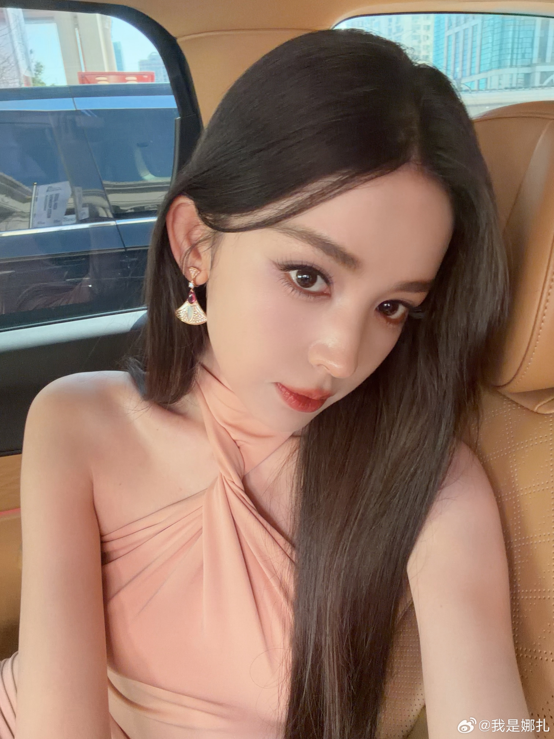 Cổ Lực Na Trát thường khiến các minh tinh khác dè chừng vì nhan sắc quá nổi bật