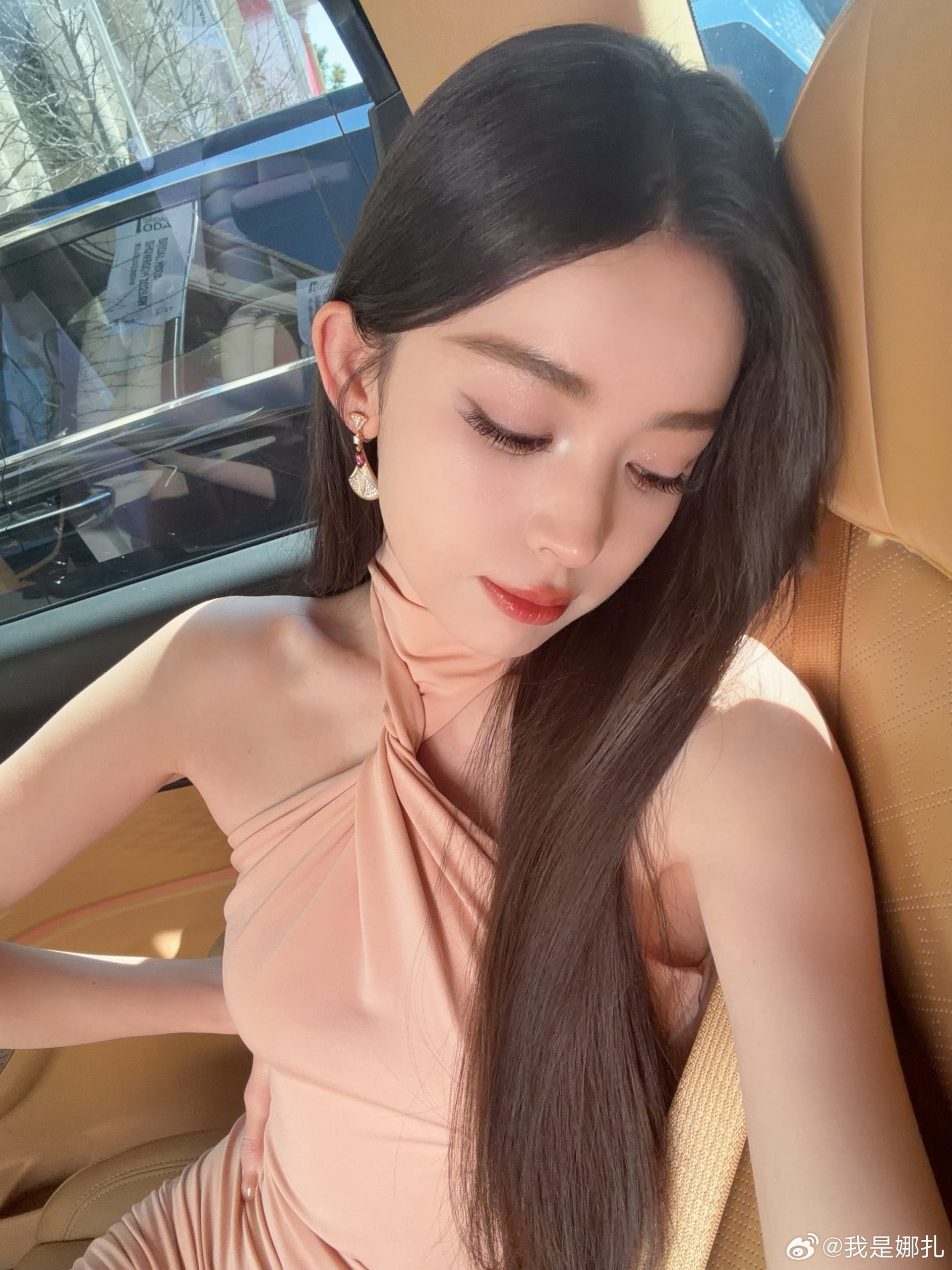 Với nhan sắc nổi bật, Cổ Lực Na Trát thường được mời đóng vai đại mỹ nhân