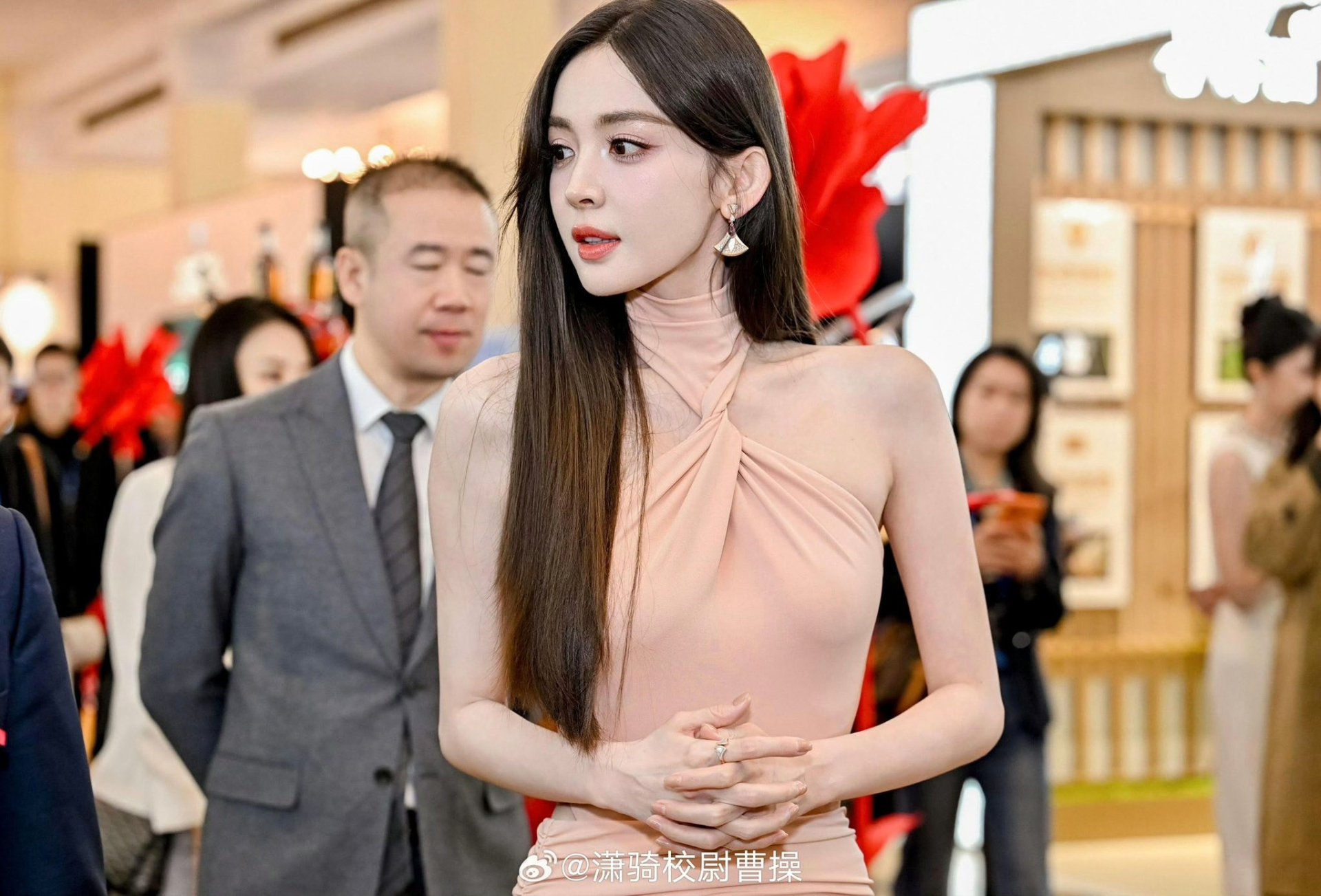 Cổ Lực Na Trát tỏa sáng tại sự kiện