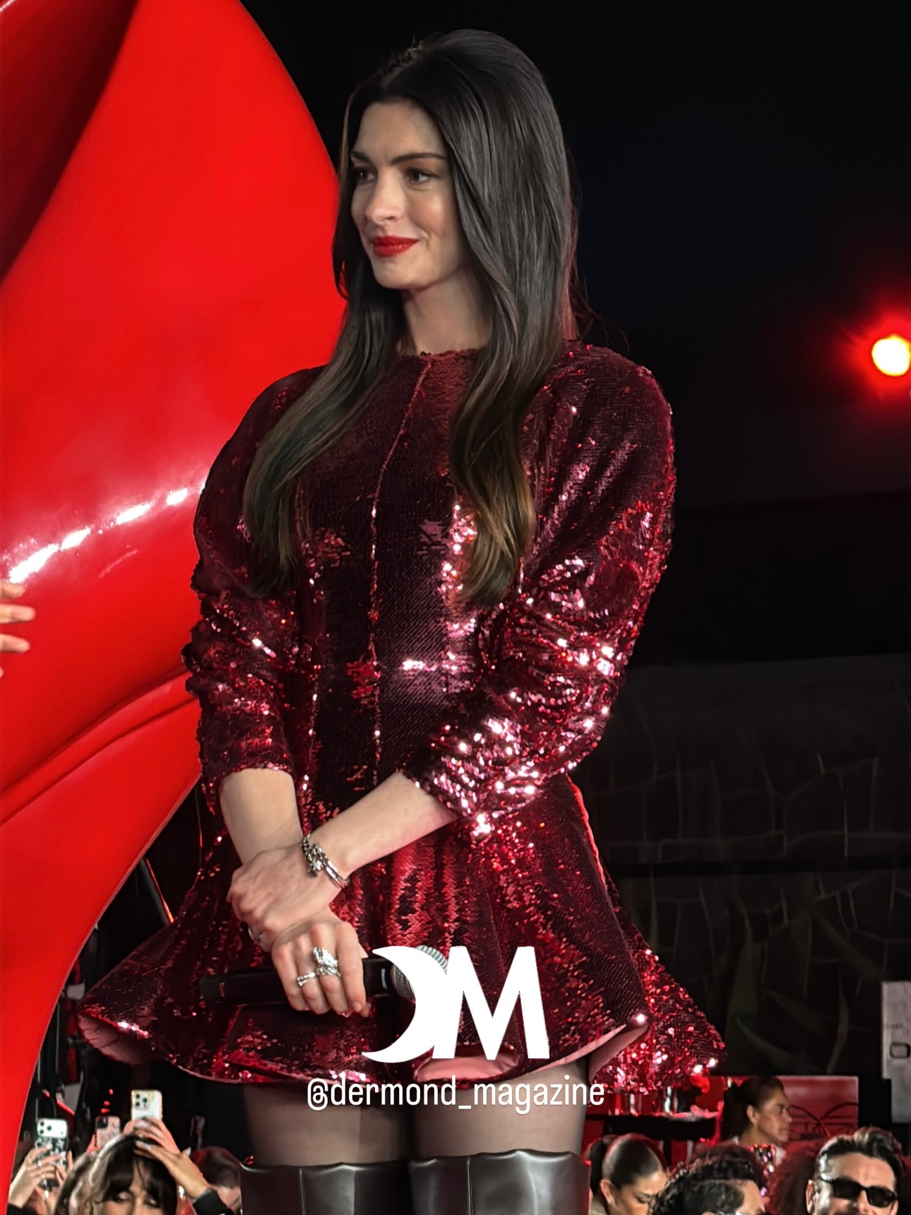 Đôi boots kéo Anne Hathaway xuống đáy visual