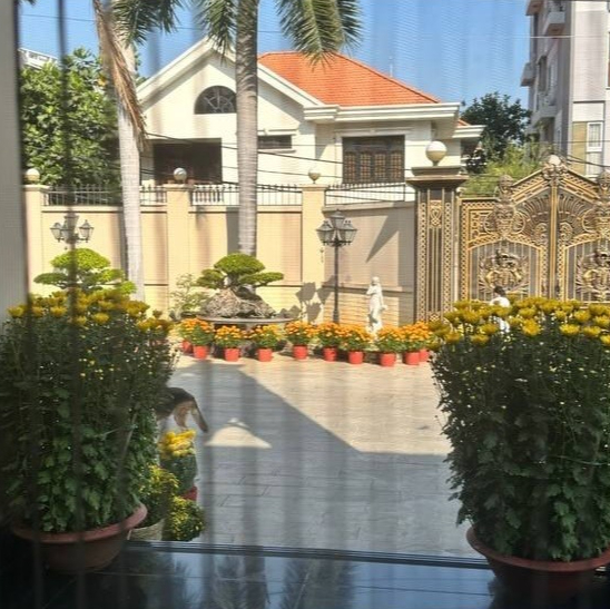 Qua từng khung hình cũng có thể mường tượng được diện tích rộng lớn của biệt thự