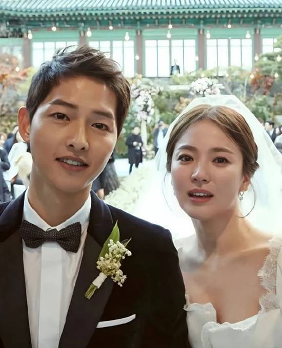 Song Joong Ki - Song Hye Kyo từng là cặp kim đồng ngọc nữ được yêu thích nhất nhì Kbiz (Ảnh: 163).