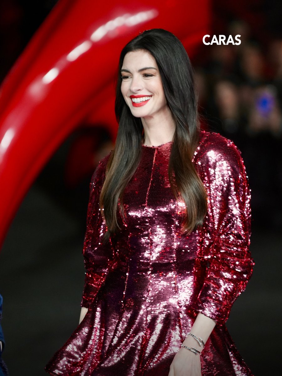 Anne Hathaway đang mặc cái gì vậy?