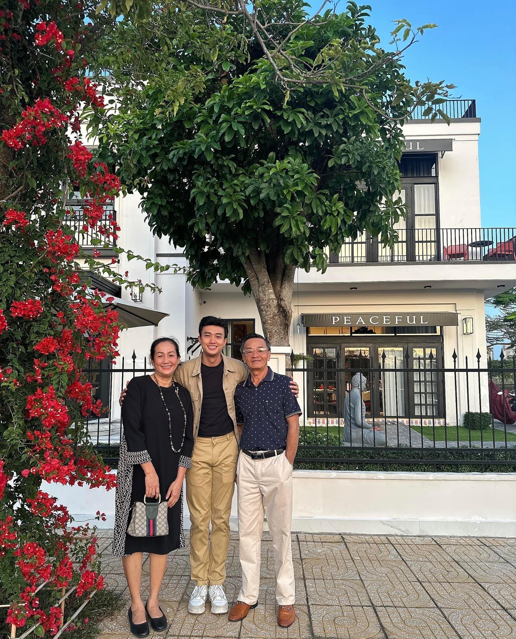 Trai nghèo miền Tây nay là ngôi sao showbiz: Sở hữu biệt thự 40 tỷ xa hoa, còn tậu cả cơ ngơi 25 tỷ tặng bố mẹ