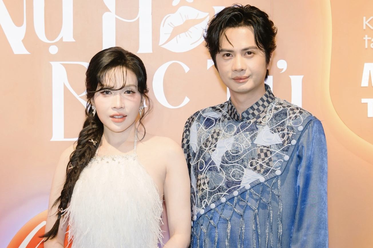 Thời gian qua, Huỳnh Phương và Khả Như thoải mái hơn khi chia sẻ những khoảnh khắc tình cảm bên nhau. Ảnh: FBNV