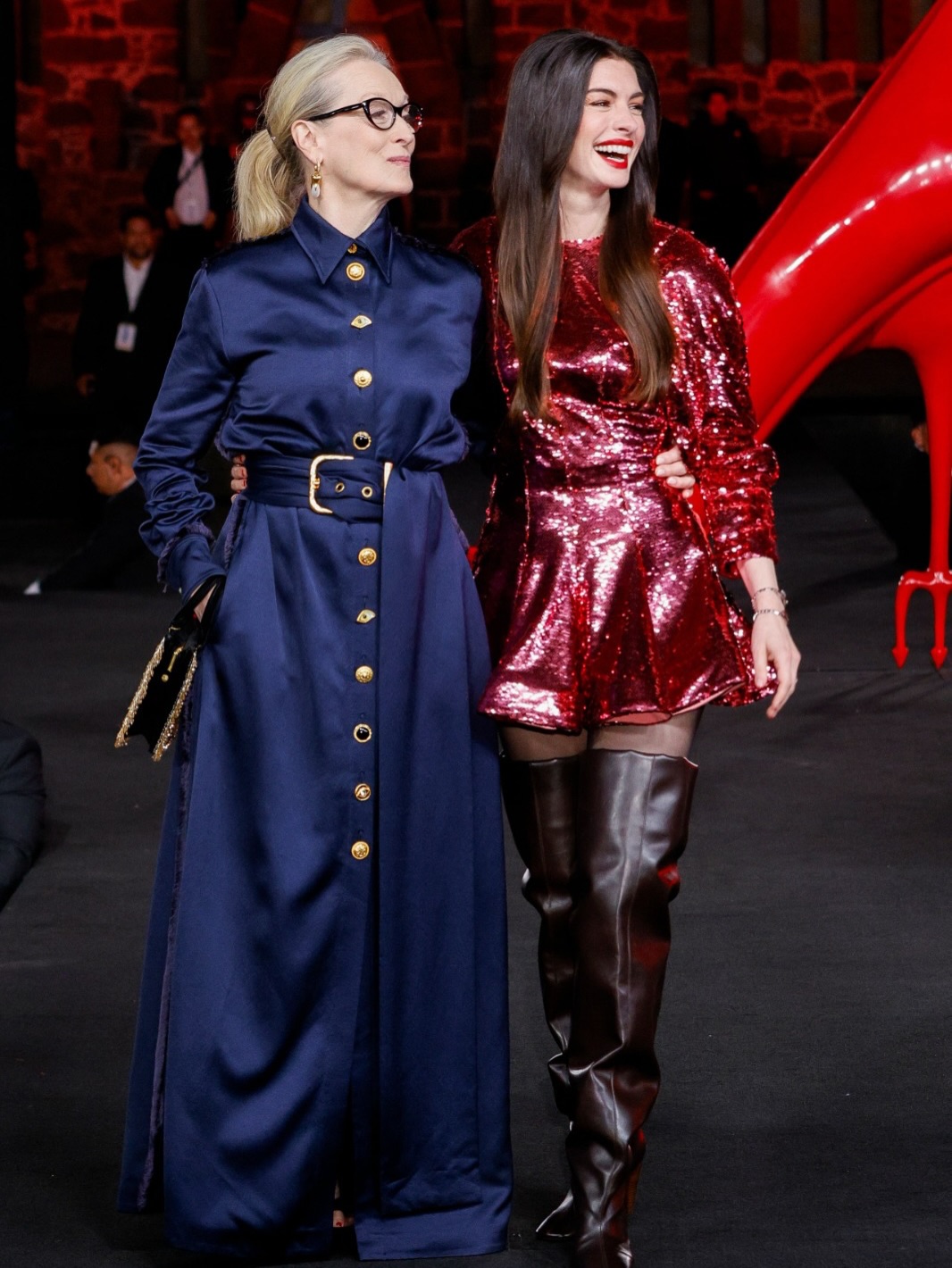 Outfit của Anne Hathaway gây tranh cãi nhất là ở đôi boots. (Ảnh: Instagram)