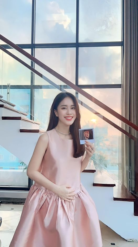 MC xinh nhất VTV bỏ thi hoa hậu, 25 tuổi lên xe hoa với chồng Tiến sĩ, sống sướng như 