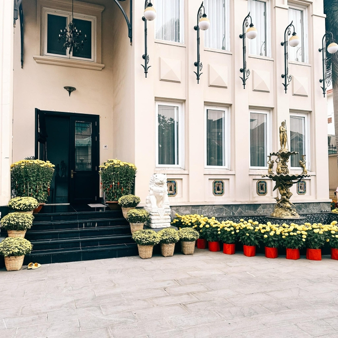 Khu vực này thường được decor nhiều chậu cây hoa bắt mắt