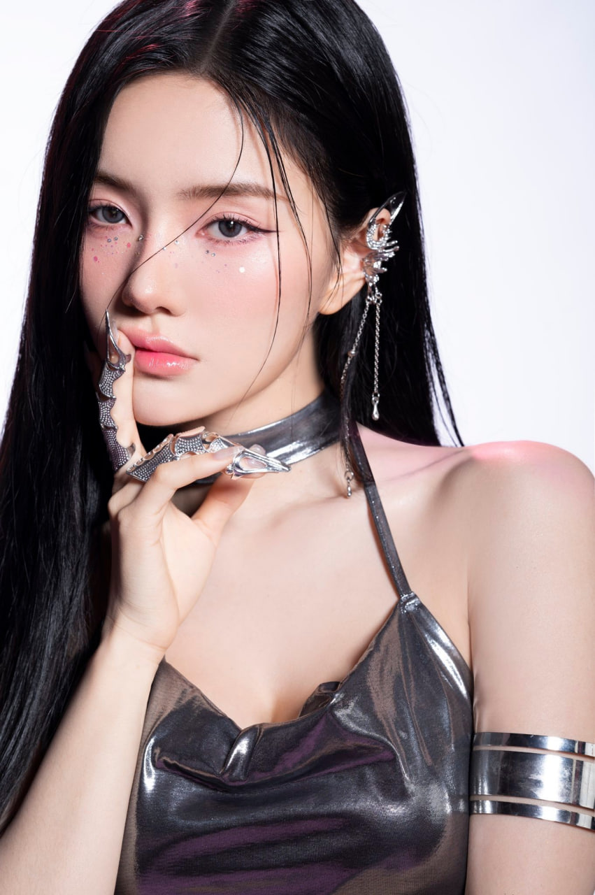 Rayeon đầu quân vào công ty giải trí C-Global do Chi Pu thành lập (Ảnh:FBNV)