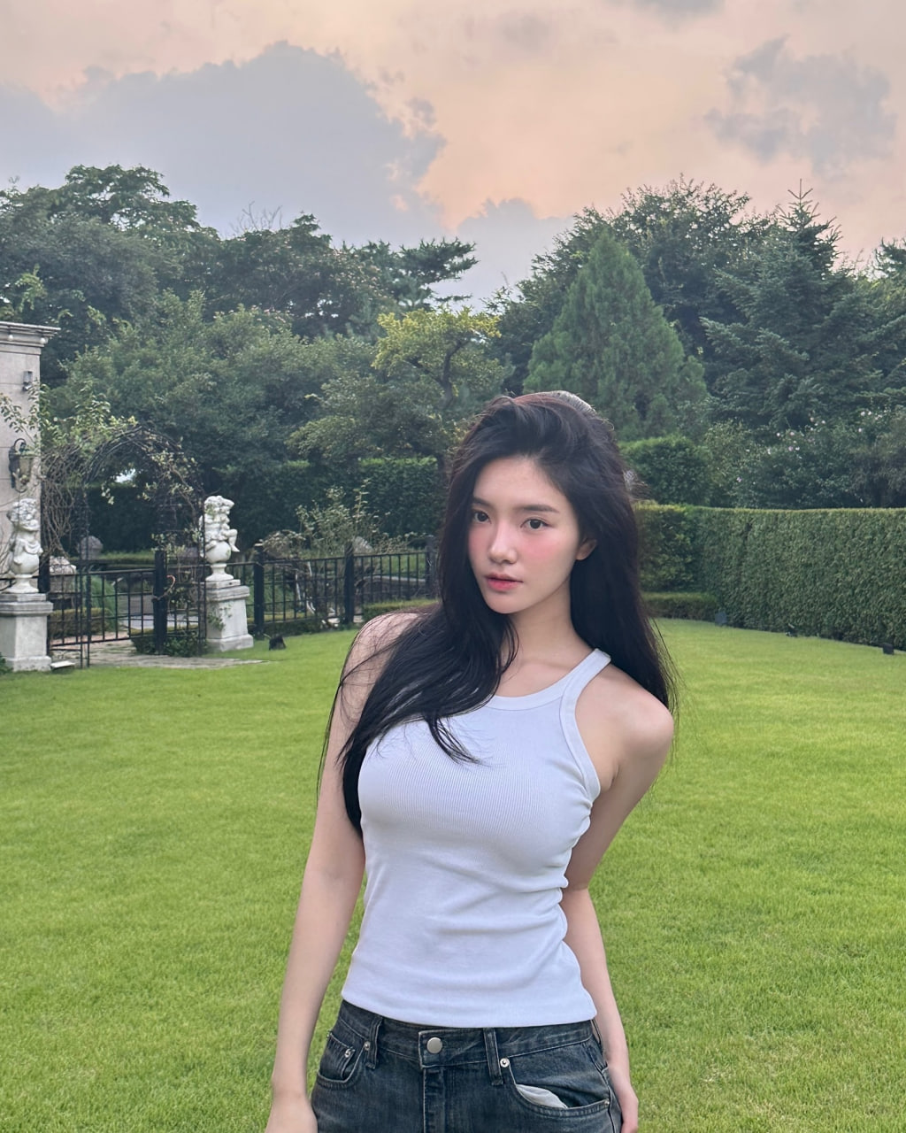 Lee Rayeon trở nên nổi tiếng tại Việt Nam khi tham gia vào chương trình Đảo Thiên Đường (Ảnh:FBNV)