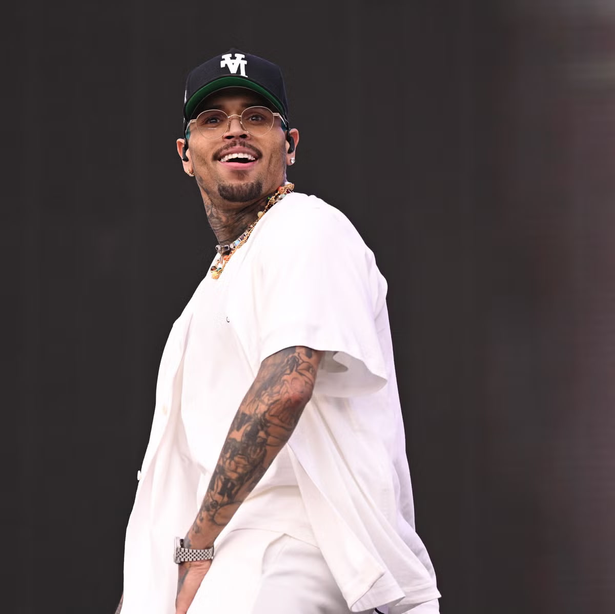 Chris Brown nổi tiếng nhờ chất giọng R&B đặc trưng cùng kỹ năng vũ đạo và thường xuyên được so sánh với huyền thoại âm nhạc Michael Jackson (Ảnh:X)