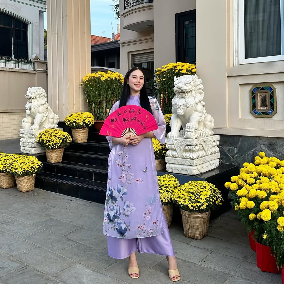 Khu vực sân nhà là nơi check-in mỗi dịp lễ Tết của vợ chồng Linh Rin