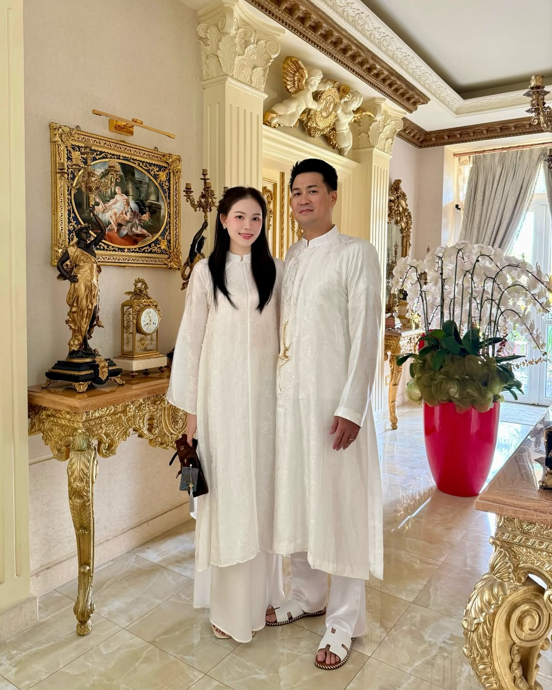 Bên trong biệt thự gây ấn tượng với vẻ đẹp cổ điển, sang trọng