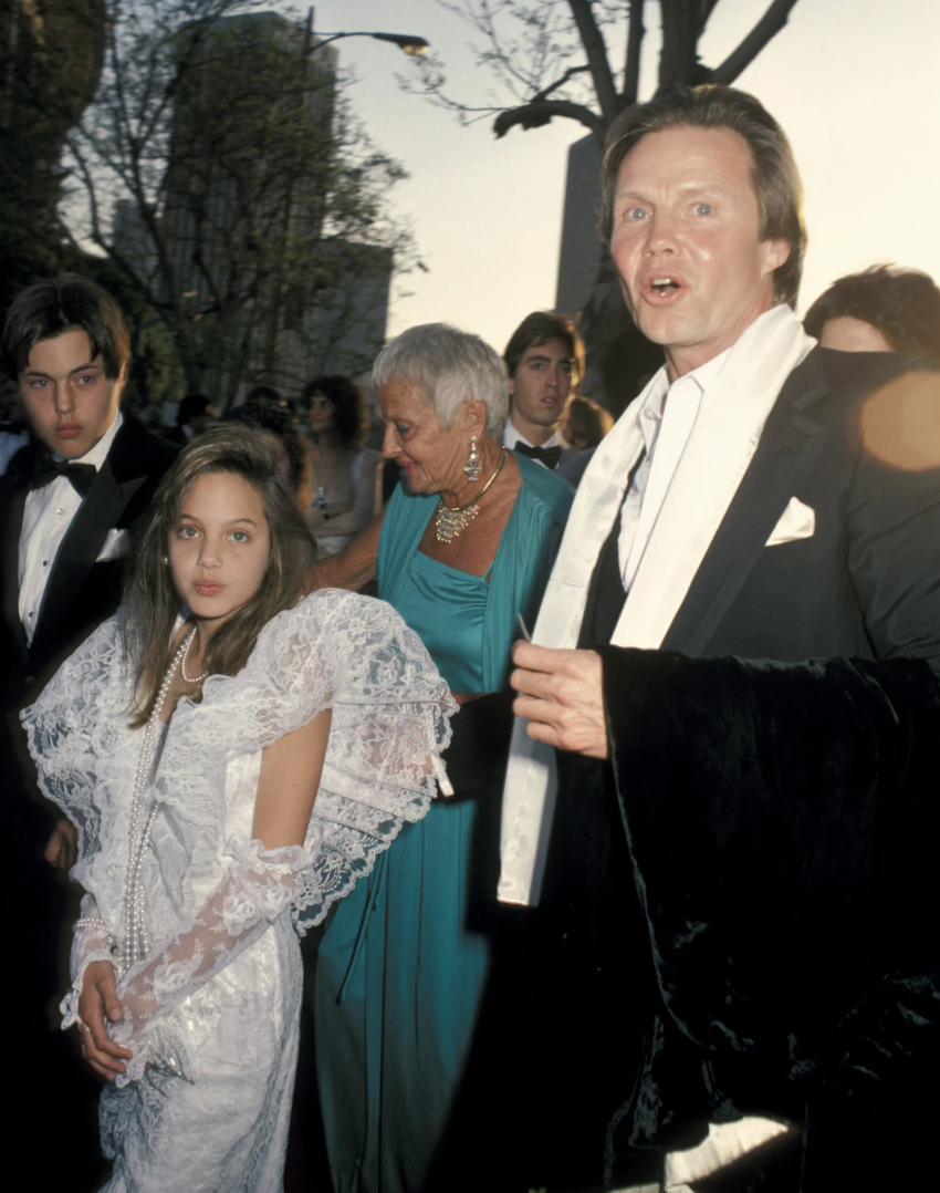   Sinh ra trong gia đình có truyền thống nghệ thuật, Angelina Jolie từ khi còn là cô bé nhỏ đã rất đáng yêu. Với đôi môi gợi cảm và đôi mắt xanh cuốn hút, nữ diễn viên được đánh giá là sở hữu vẻ đẹp 