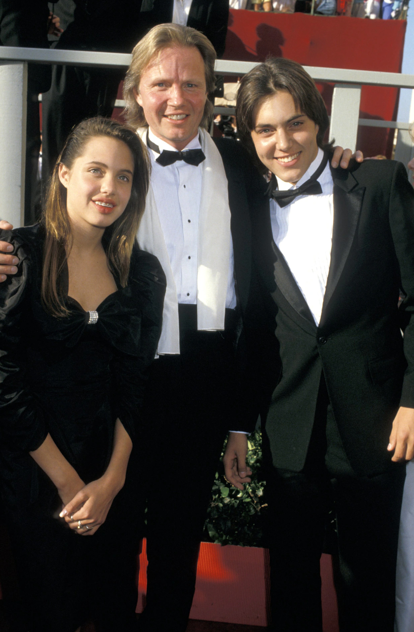 Từ nhỏ, Angelina Jolie đã có cơ hội được tham dự các sự kiện lớn, xuất hiện trên các thảm đỏ cùng gia đình. Ảnh: Dazed.