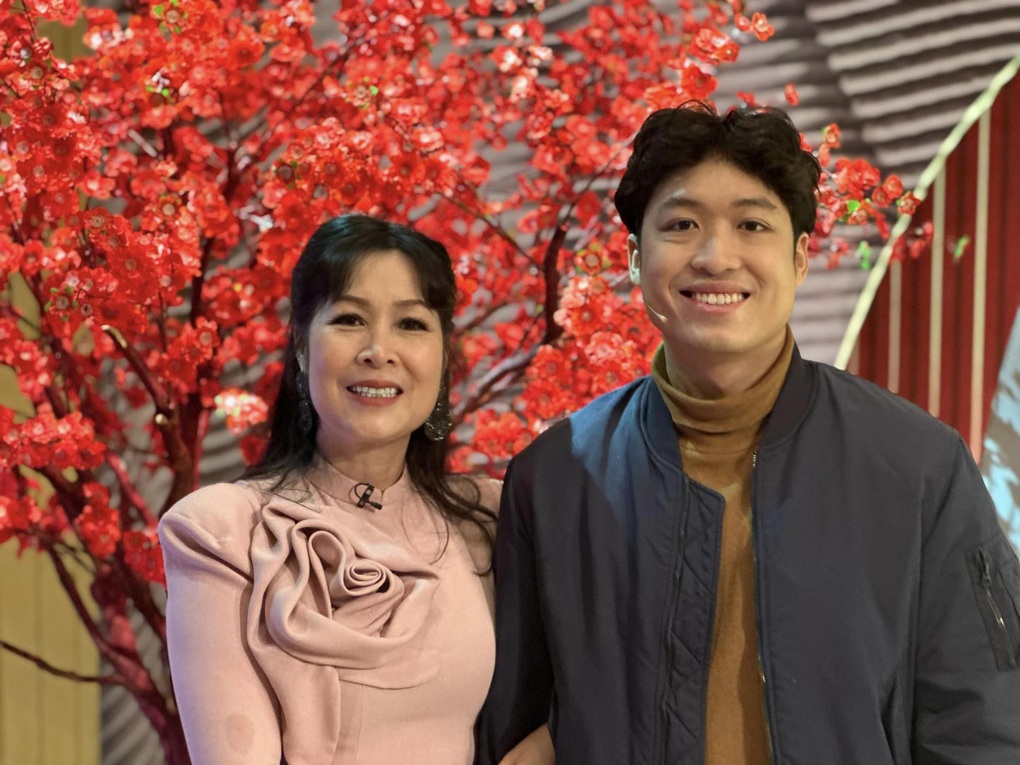   Khôi Nguyên là con trai thứ của nghệ sĩ Hồng Vân. Ảnh: Tổng hợp  