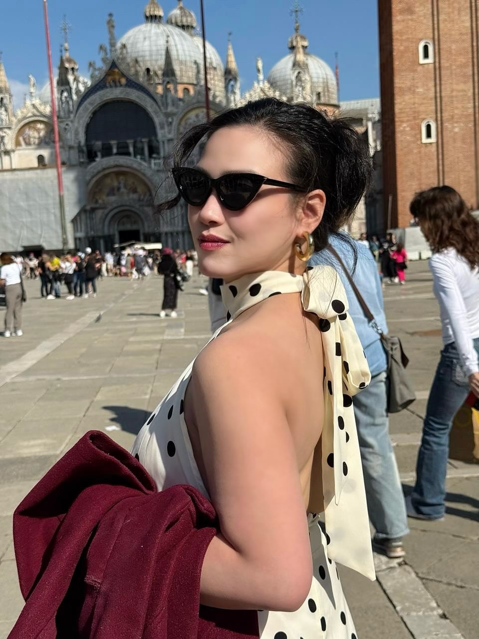 Nữ tài xế lái nổi tiếng nhất năm 2017 vì xinh giờ là mẹ đơn thân, sống giàu sang: Ẩn số về người chồng