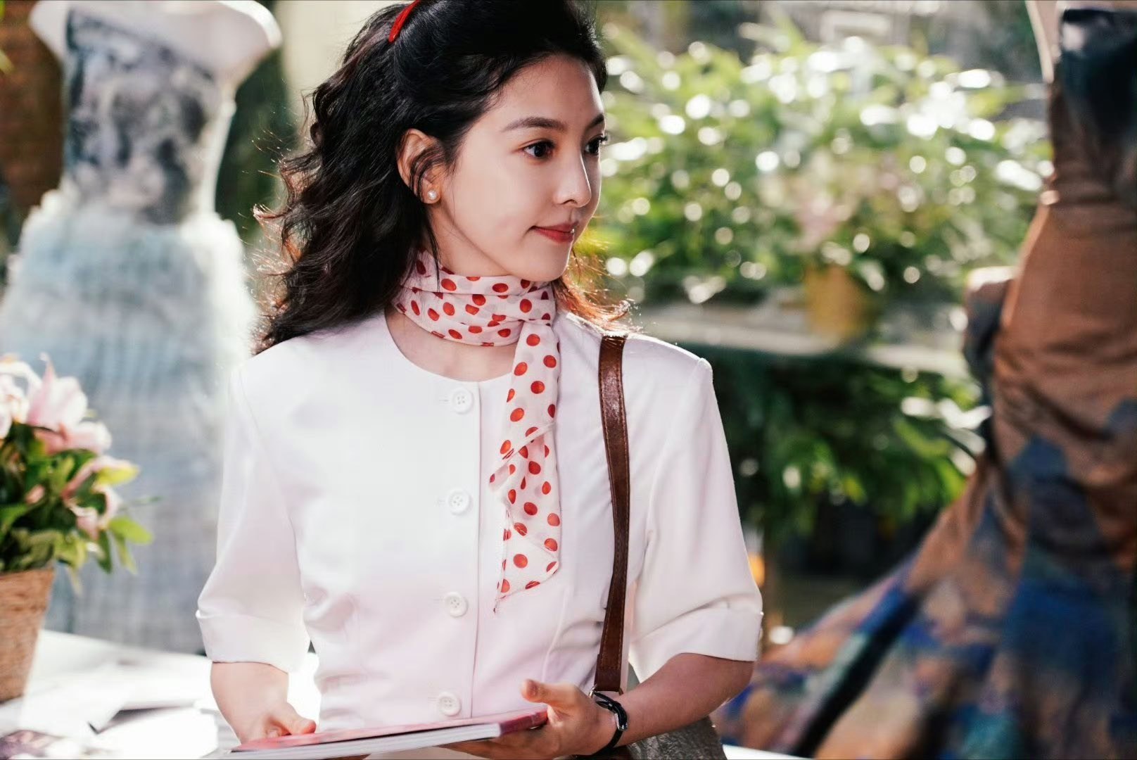 Chương Nhược Nam xinh như nữ thần trong phim mới, style thập niên 90 chỉ đẹp chứ không sến