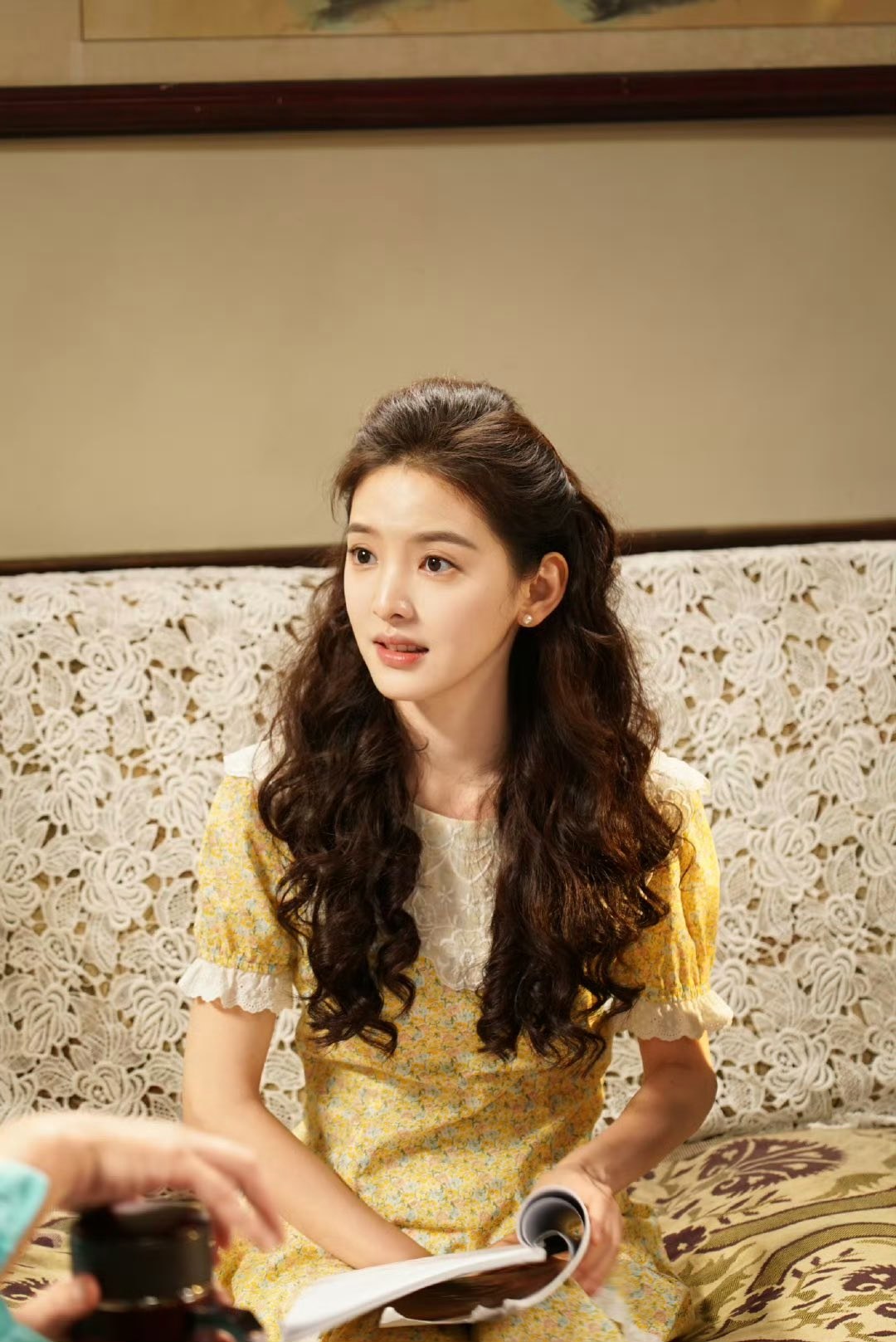 Chương Nhược Nam xinh như nữ thần trong phim mới, style thập niên 90 chỉ đẹp chứ không sến