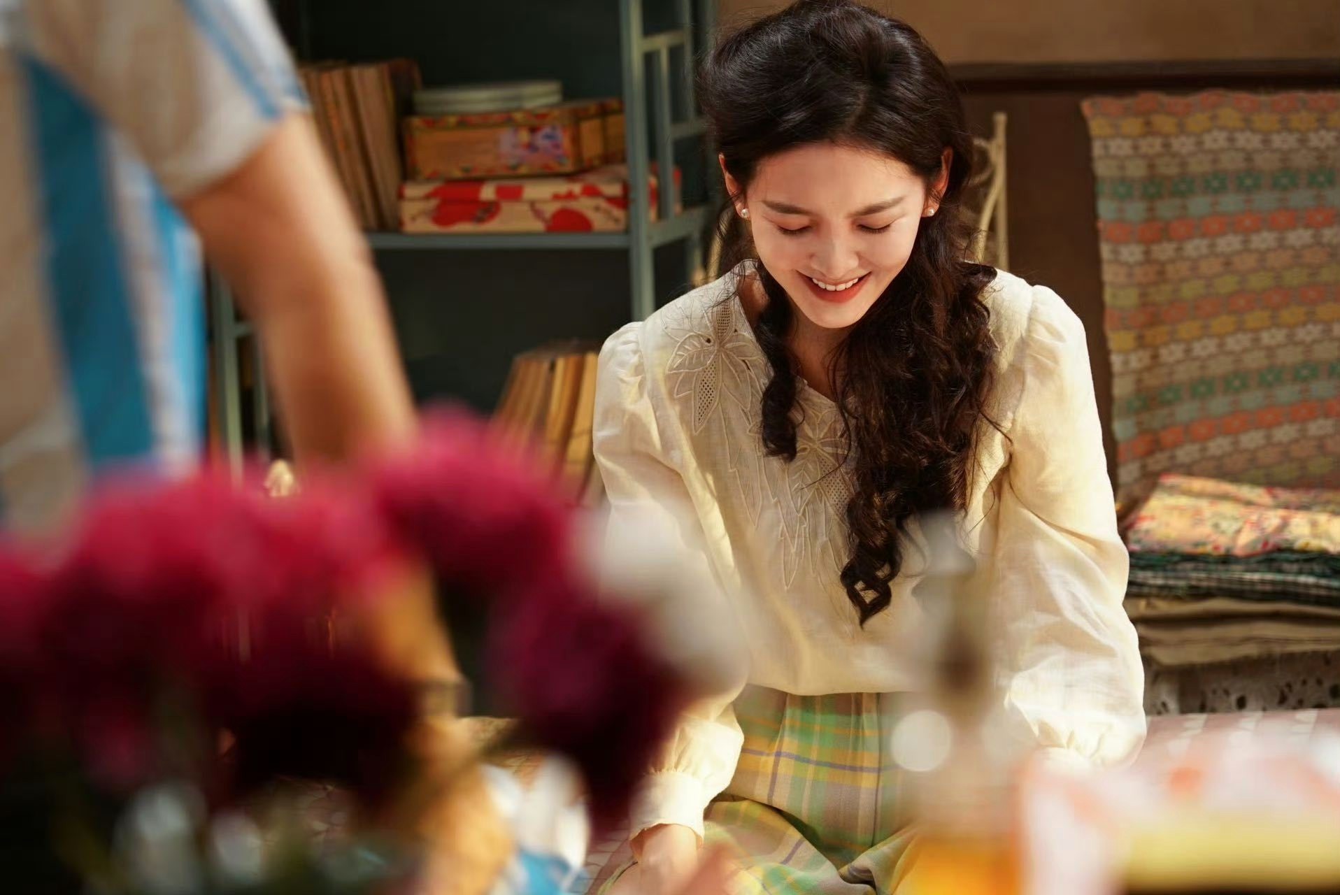 Chương Nhược Nam xinh như nữ thần trong phim mới, style thập niên 90 chỉ đẹp chứ không sến