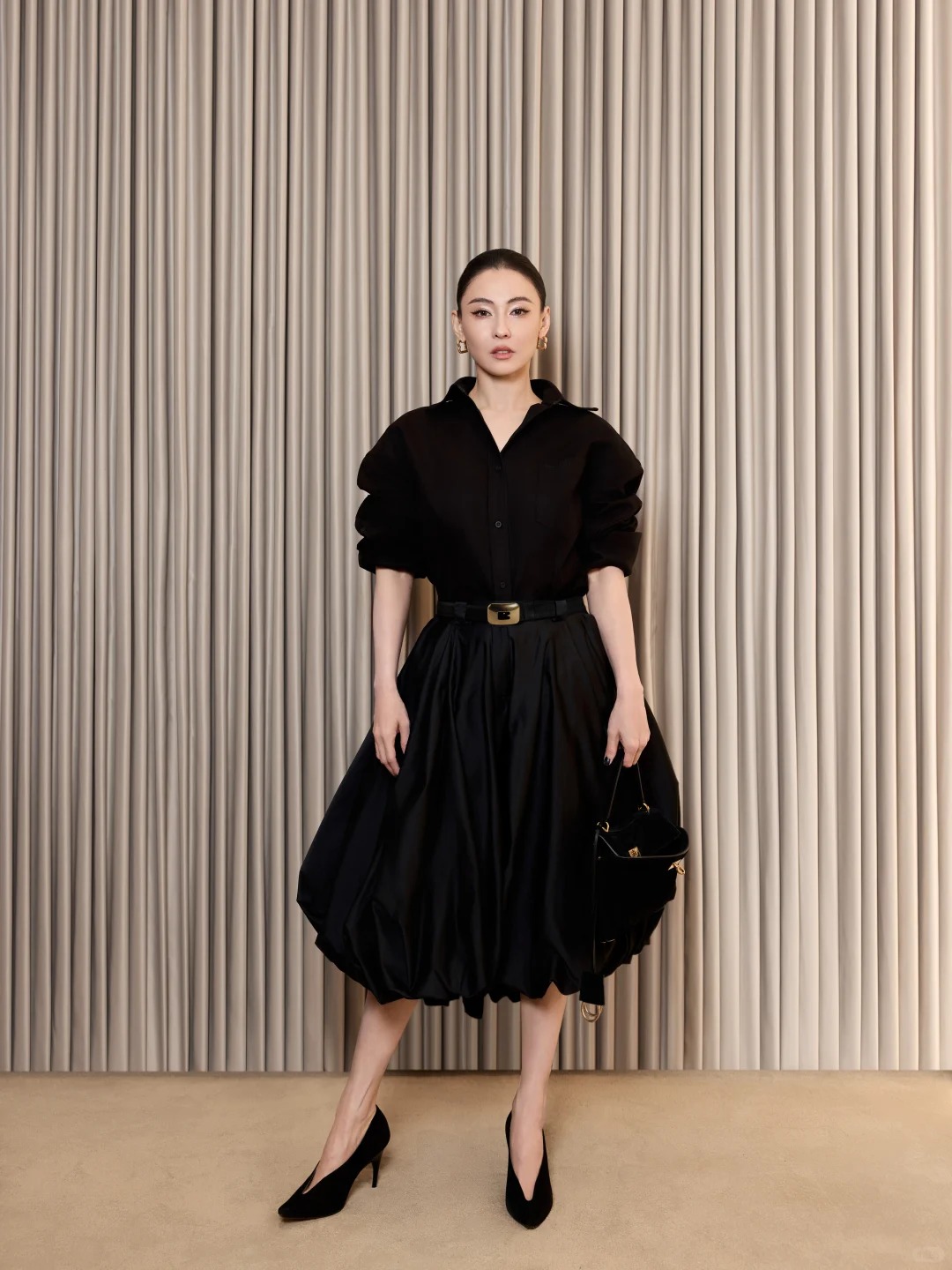 Không cần lên đồ cầu kỳ, chỉ diện full cây đen tối giản từ đầu đến chân, Trương Bá Chi vẫn tỏa sáng với thần thái sang trọng, quyền lực. Ảnh: Weibo.