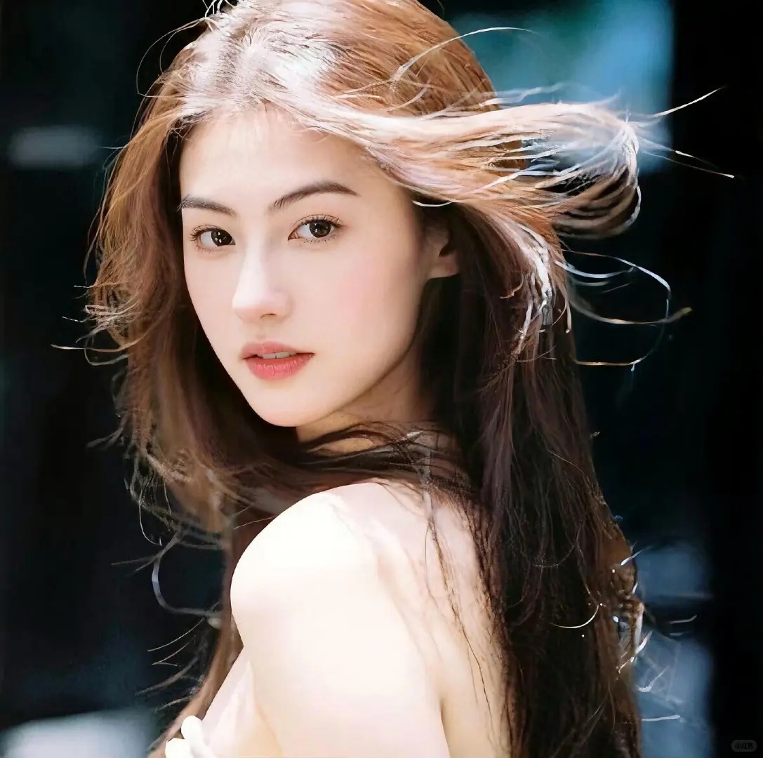 Trần đời hiếm gặp mỹ nhân nào 46 tuổi mà đẹp như thế, biến đàn em xinh như