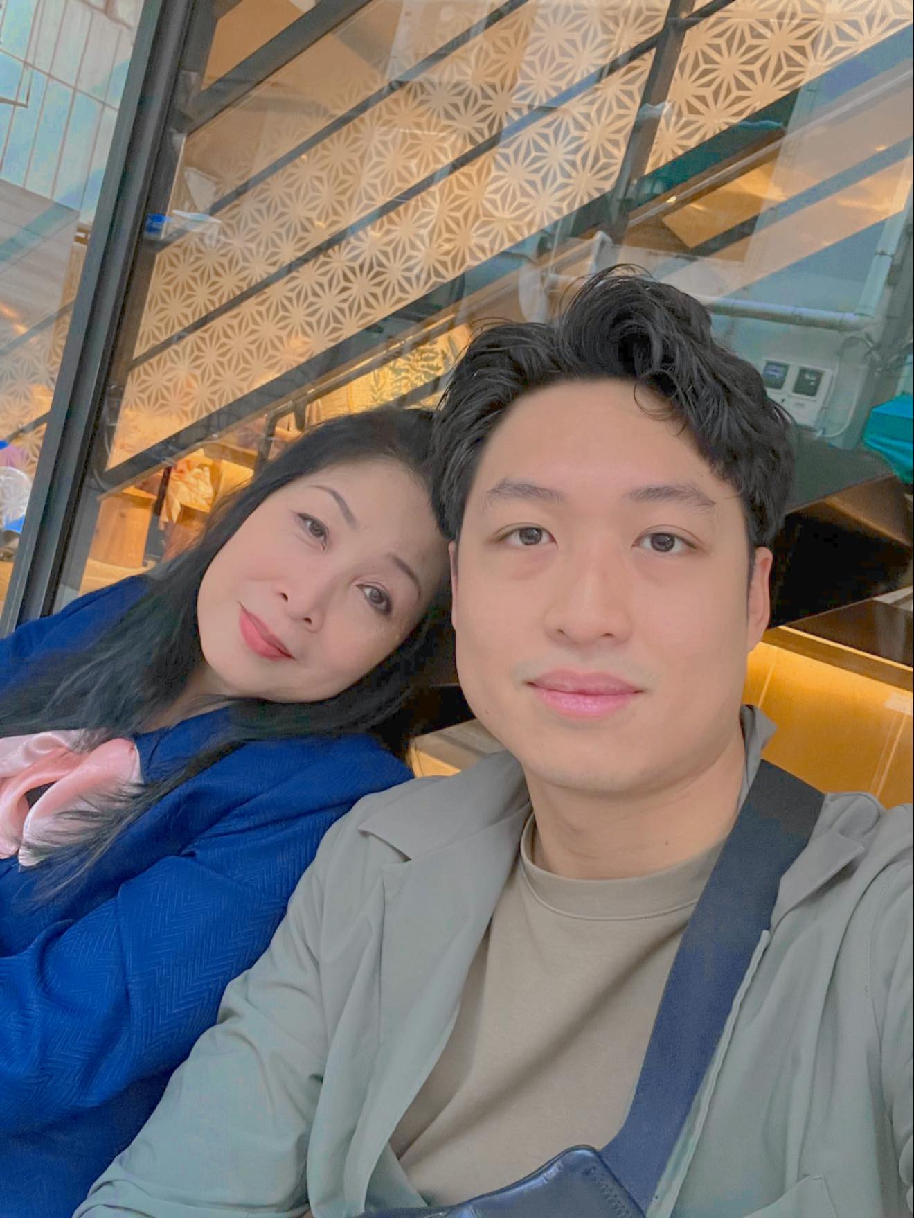 Khôi Nguyên là con trai NSND Hồng Vân.